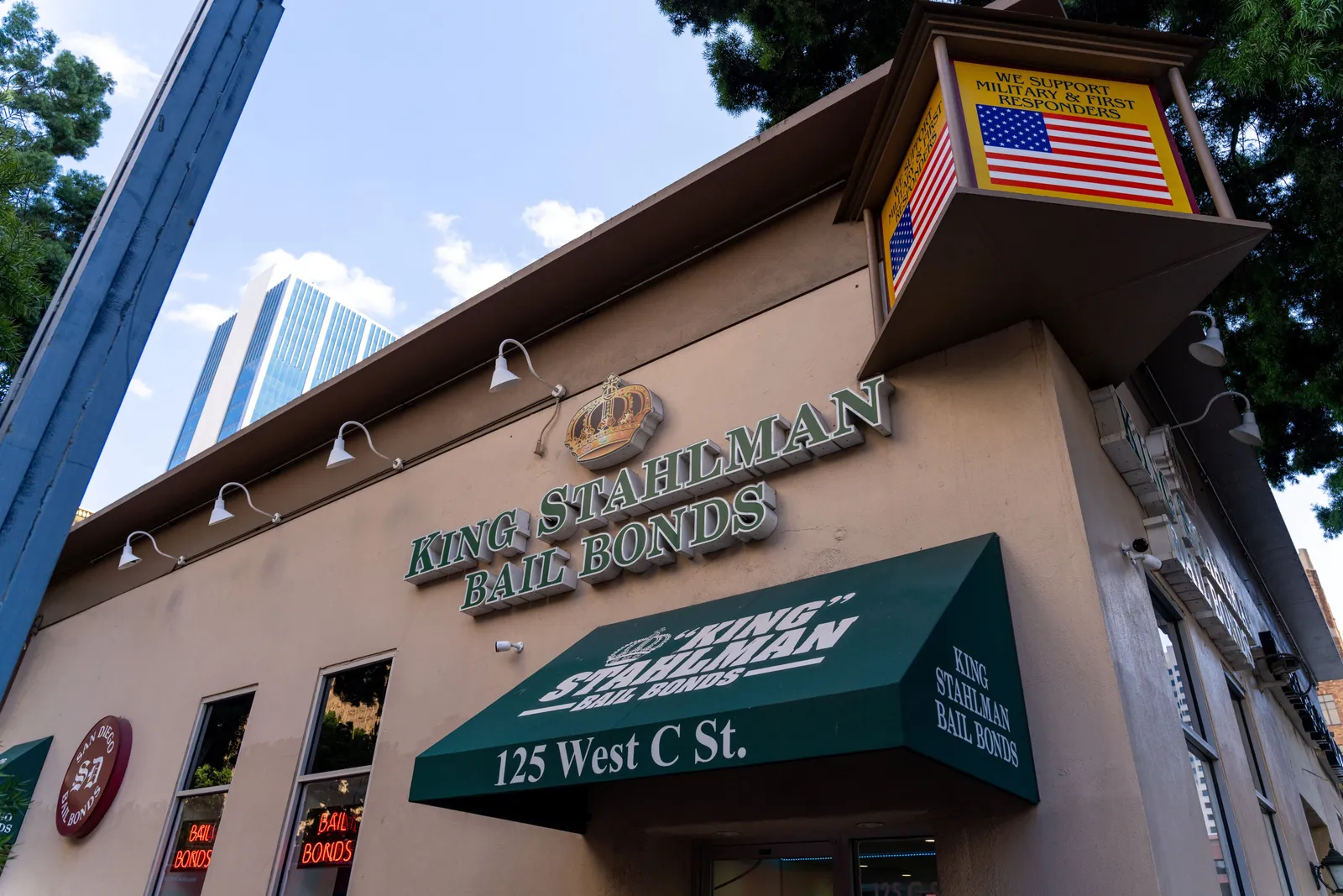 Oficina de King Stahlman® Fianzas en 125 West C St. en el centro de San Diego, con su distintivo logo de corona y toldo verde